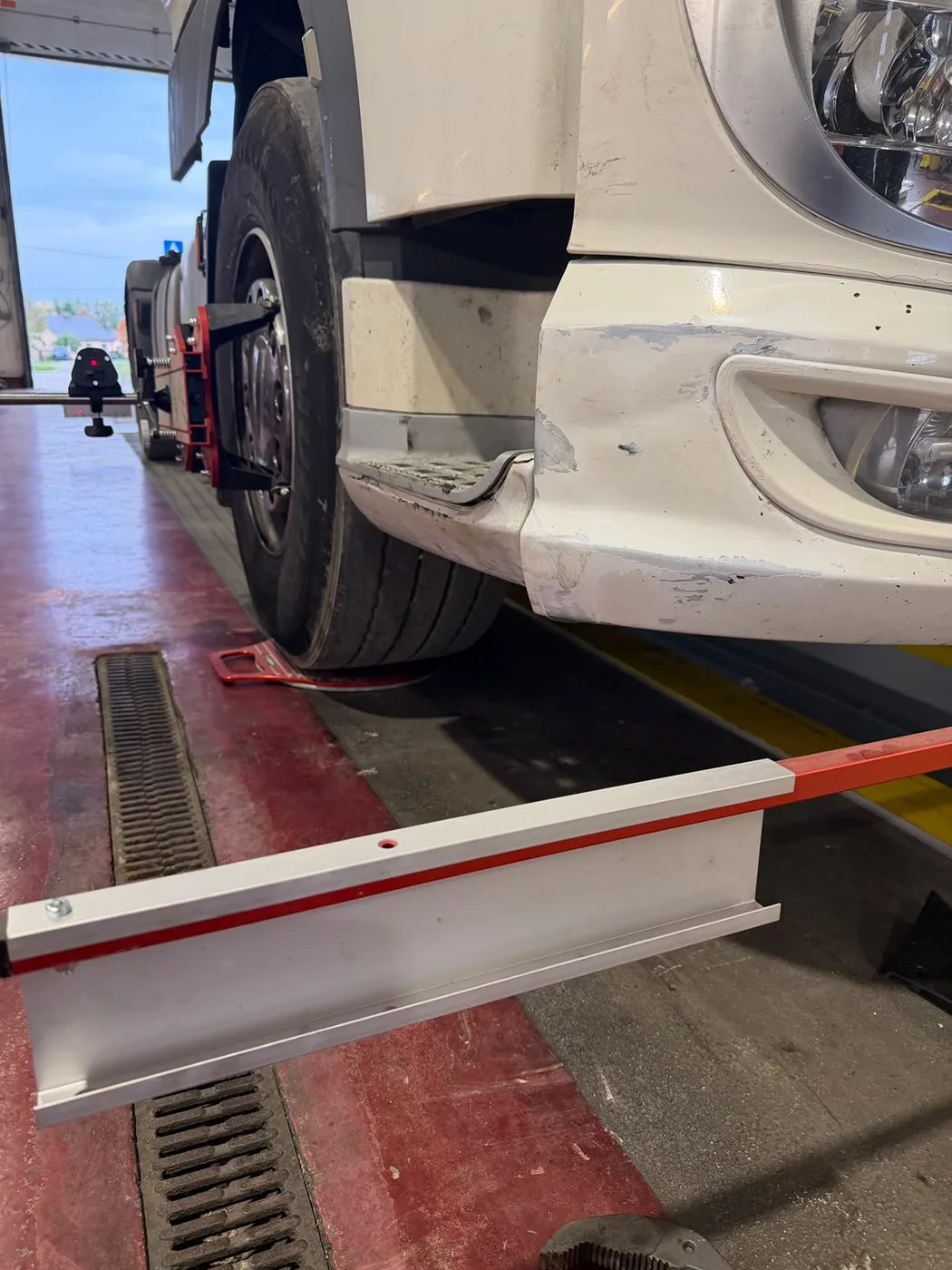 Riteņa savērsuma mērīšana tuvplānā Mitau Truck Service servisā
