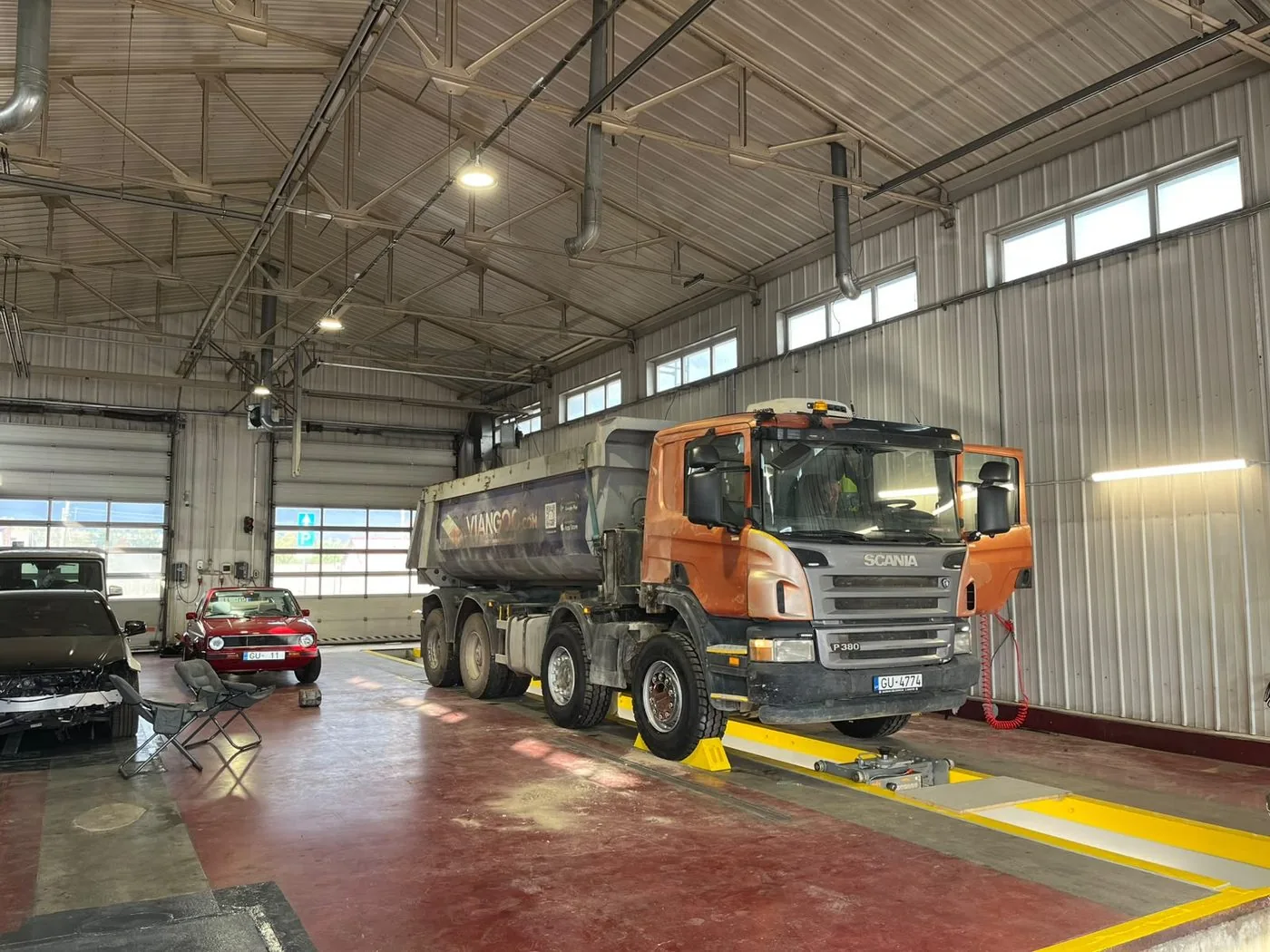 Kravas automašīna tehniskajā apskatē Mitau Truck Service servisā Jelgavā